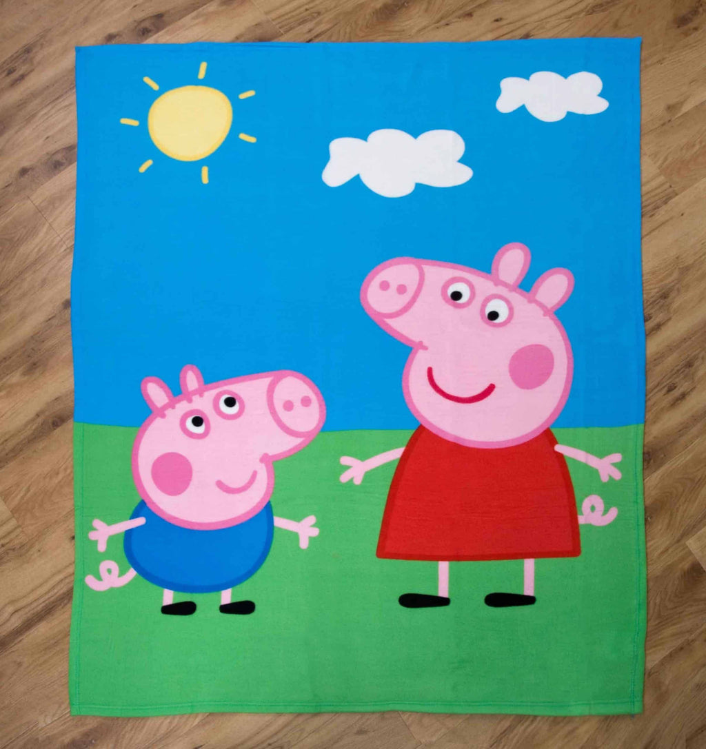 Peppa Wutz Fleecedecke ‘Classic’ ausgebreitet auf einem Holzboden