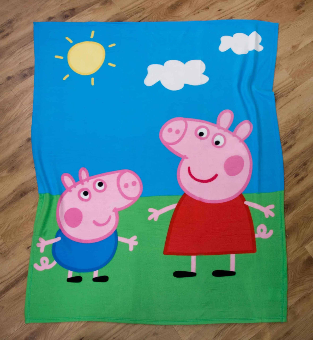 Peppa Wutz Fleecedecke ‘Classic’ locker auf dem Holzboden liegend