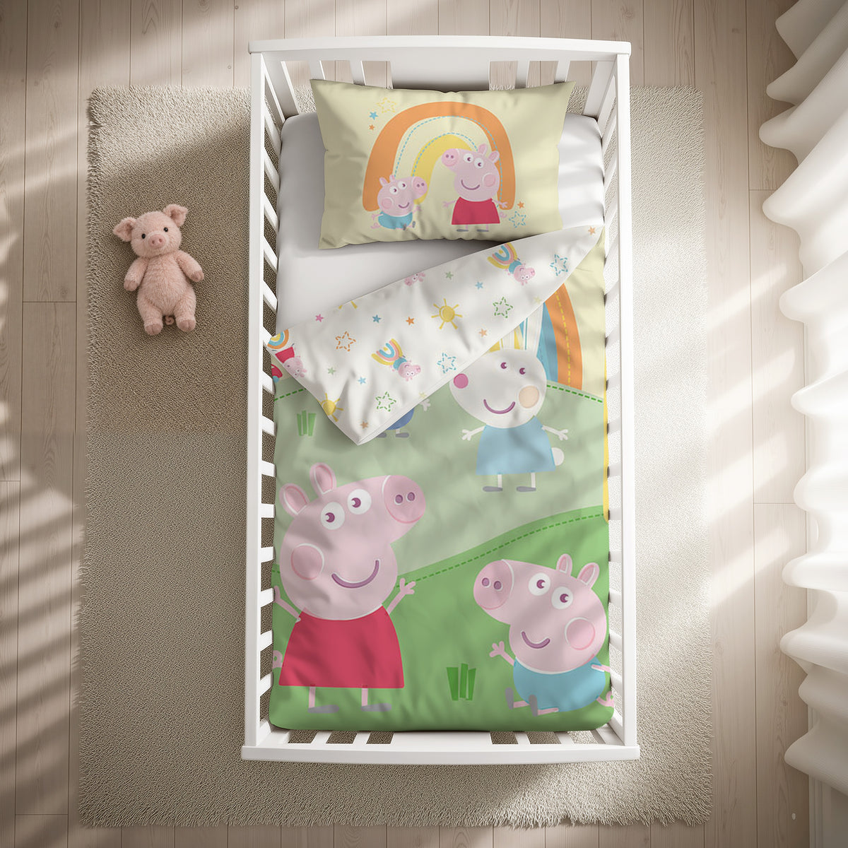 Peppa Wutz Kleinkindbettwäsche-Set ‘Peppas Welt’ 100 x 135 cm mit Kissenbezug 40 x 60 cm im Gitterbett, Draufsicht mit umgeschlagener Wendeseite