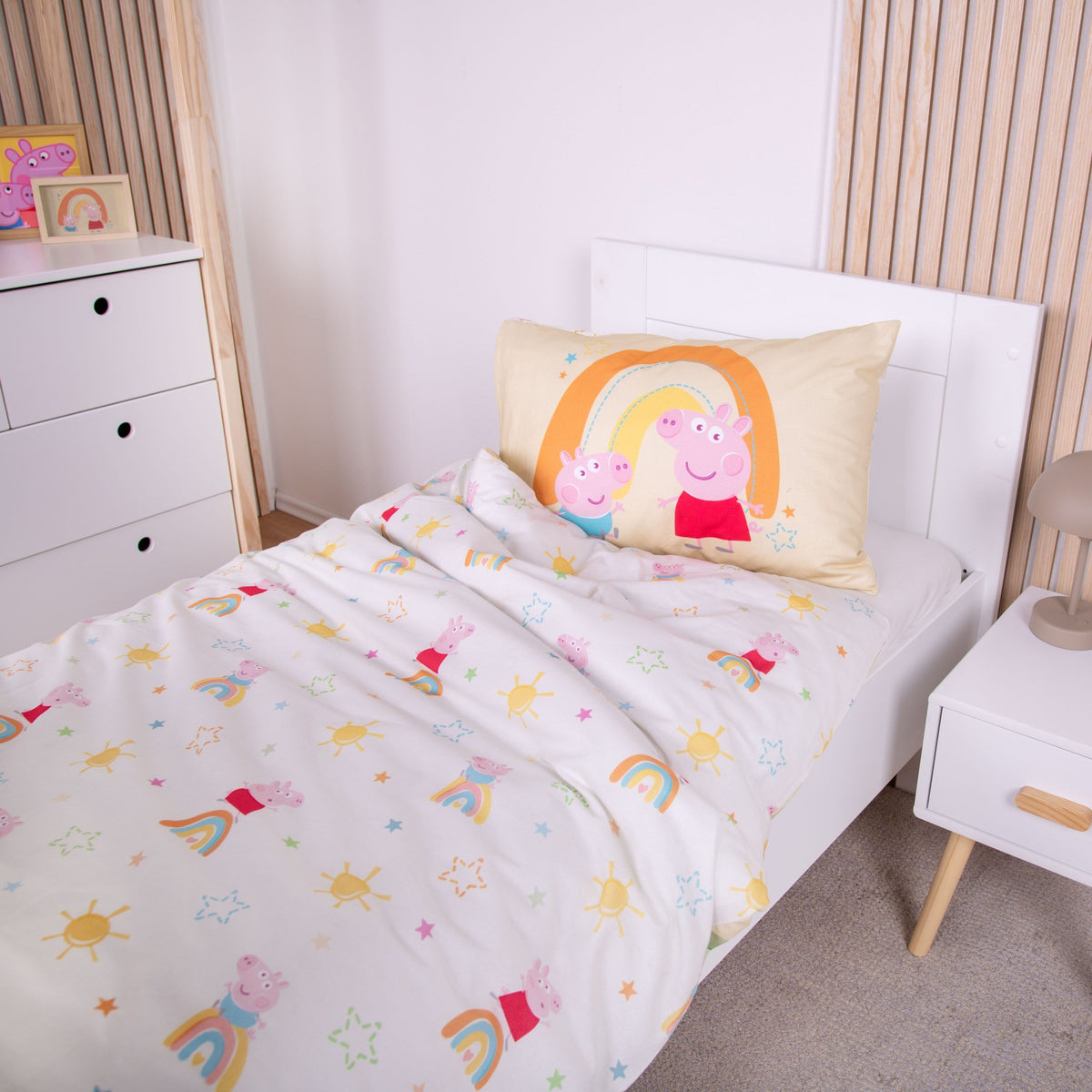 Wendeseite der Kleinkindbettwäsche ‘Peppas Welt’ mit kleinen Figuren von Peppa und Schorsch, Sonnen und Sternen, Kissen mit Peppa und Schorsch