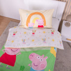 Kissen mit Peppa und Schorsch unter dem Regenbogen, darunter die umgeschlagene Wendeseite