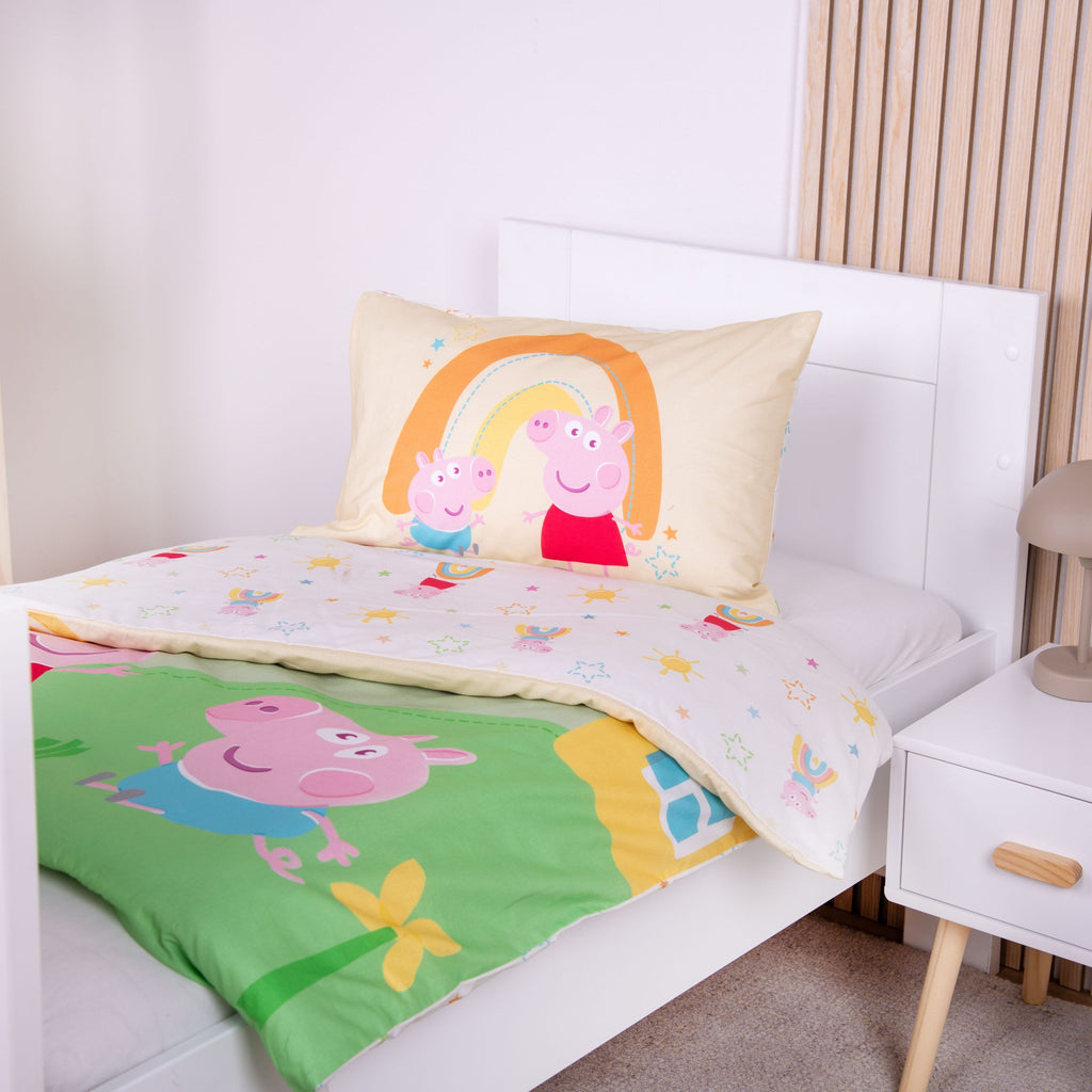 Peppa Wutz Kleinkindbettwäsche ‘Peppas Welt’ im Kinderbett, Peppa und Schorsch auf dem Bettbezug