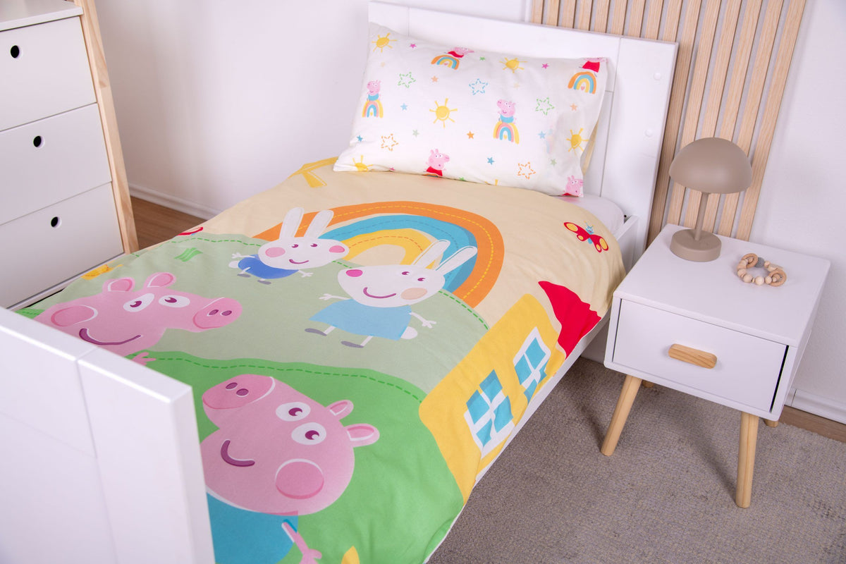 Peppa Wutz Kleinkindbettwäsche ‘Peppas Welt’ auf einem Kinderbett neben dem Nachttisch