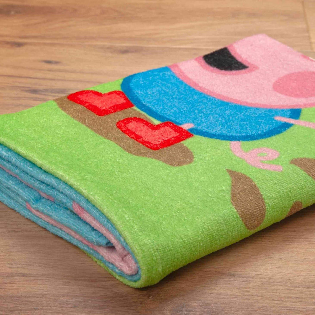 Gefaltetes Peppa Wutz Strandtuch auf Holzboden mit Schorsch in Nahaufnahme