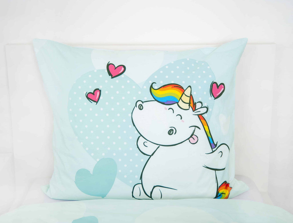 Kissen mit Pummeleinhorn und Regenbogenmähne vor mintfarbenem Herz