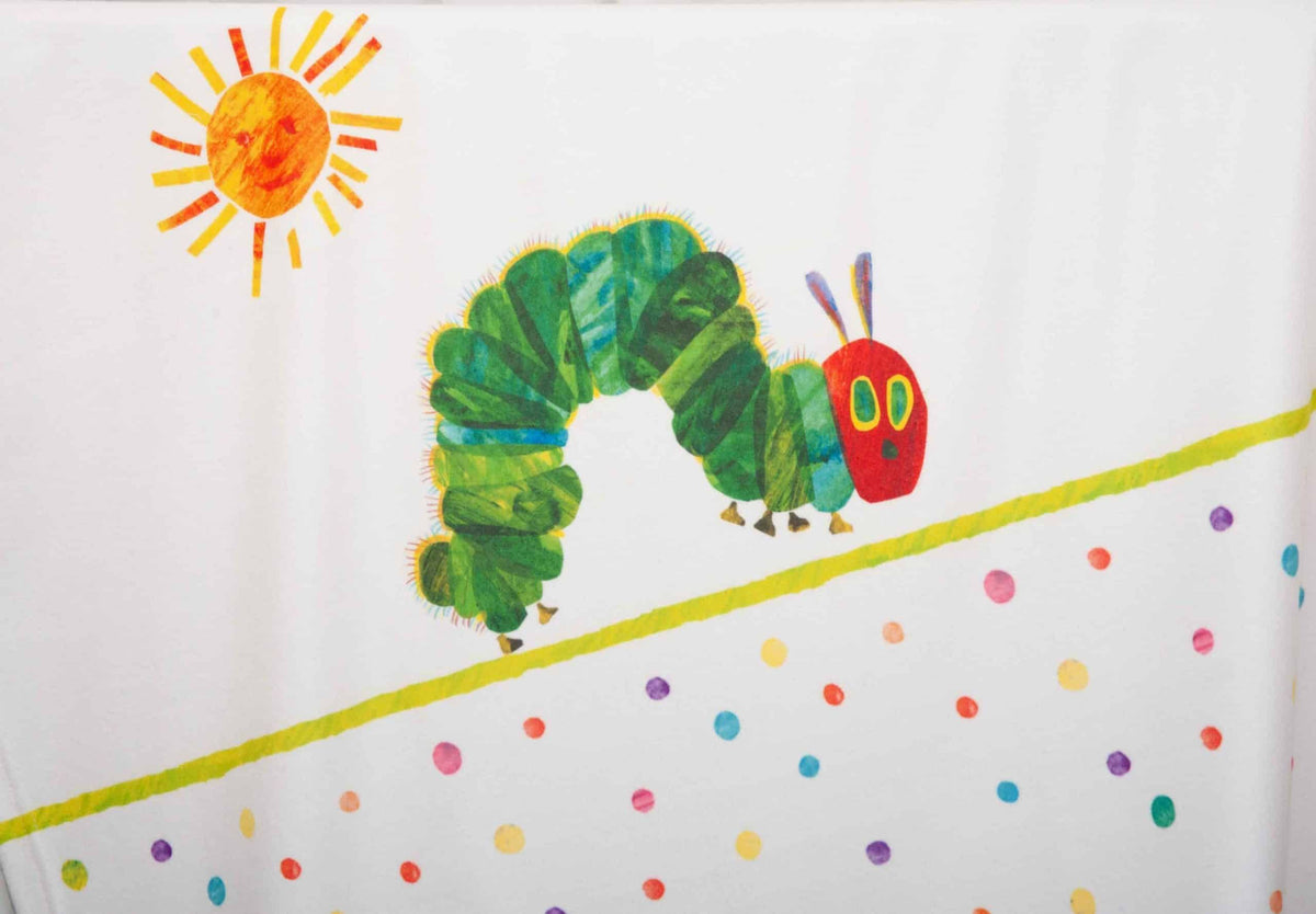 Nahaufnahme der Raupe Nimmersatt und der Sonne auf der Babydecke