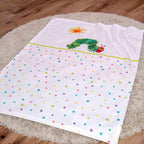 Babydecke ‘Evergreen’ mit der Raupe Nimmersatt auf einem runden Teppich