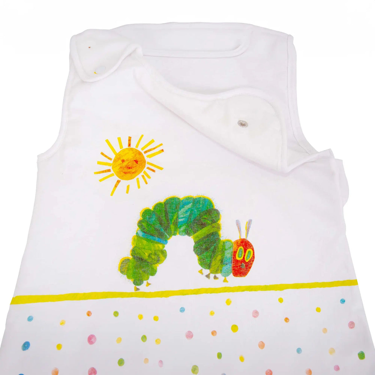 Nahaufnahme der Raupe Nimmersatt und der Sonne auf dem Babyschlafsack
