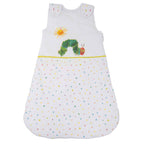 Vorderseite des Babyschlafsacks ‘Evergreen’ mit der Raupe Nimmersatt und der Sonne