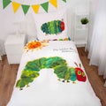 Raupe Nimmersatt Bettwäsche ‘Evergreen’ auf einem Bett im Kinderzimmer mit Wimpelkette