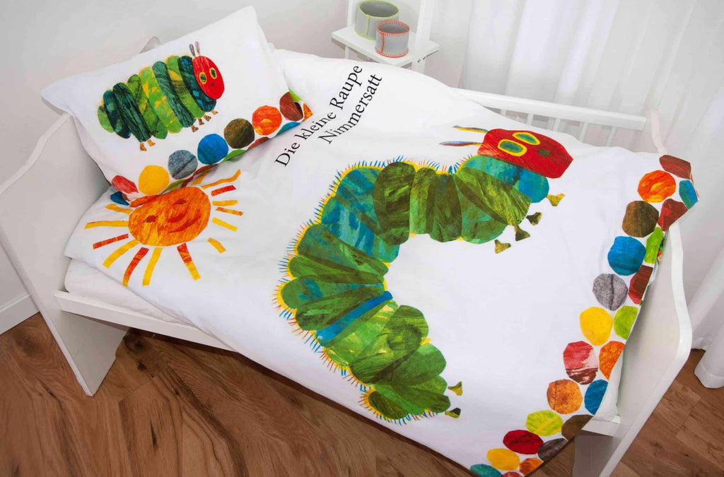 Raupe Nimmersatt Kleinkindbettwäsche ‘Evergreen’ im weißen Kinderbett