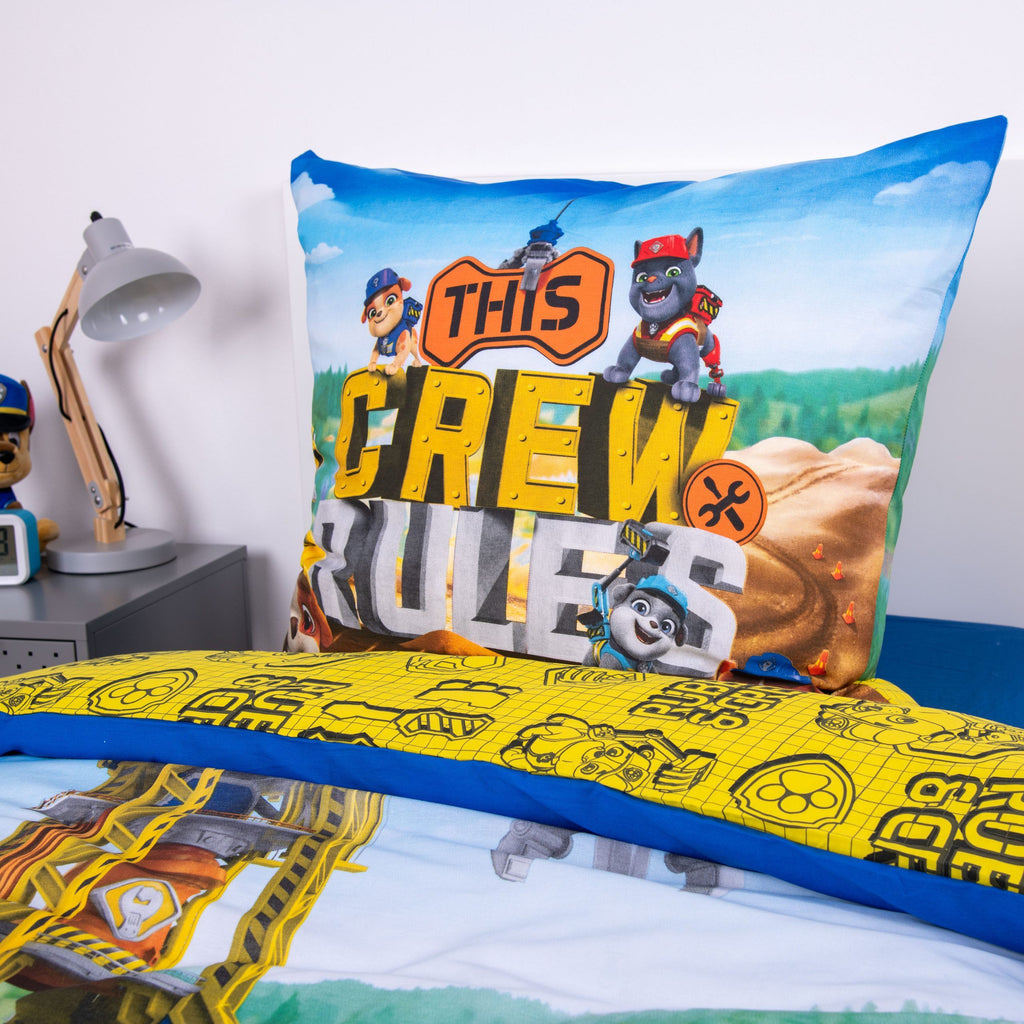 Kissen mit Schriftzug „This Crew Rules“ und der Crew, Rubble & Crew Bettwäsche