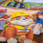 Nahaufnahme von Rubble mit Bauhelm auf der Bettwäsche ‘Helden auf der Baustelle’