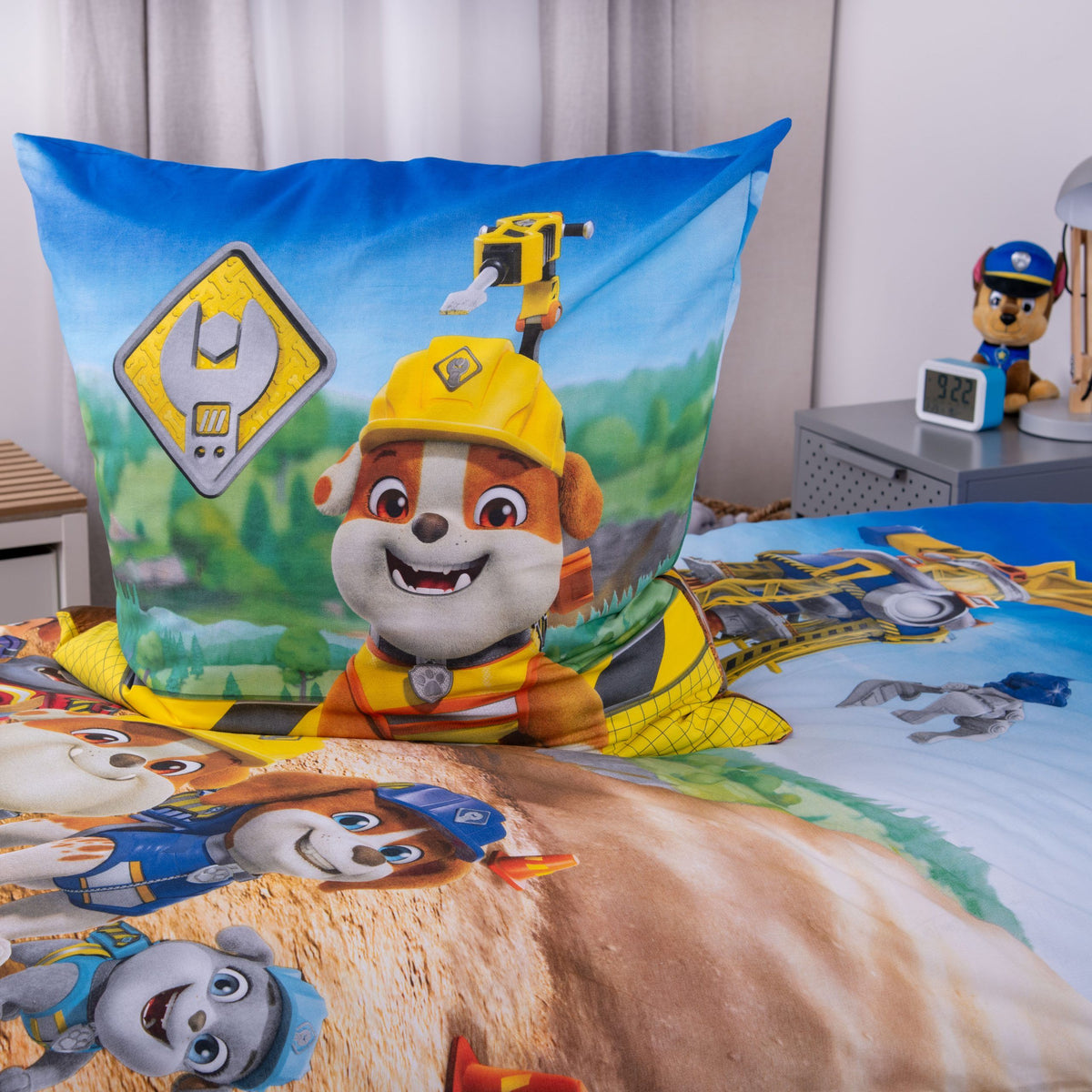 Rubble & Crew Bettwäsche mit Kissen und Bettbezug auf einem Bett