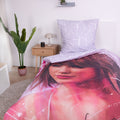 Bett im hellen Zimmer mit der Sid Maurer Bettwäsche ‘Swiftie Collection’ und fliederfarbenem Kissen