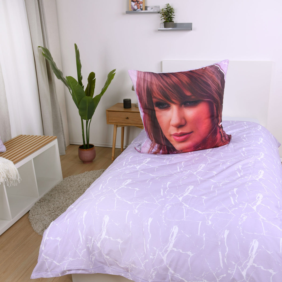Fliederfarbene Wendeseite mit Porträt-Kissen auf dem Bett