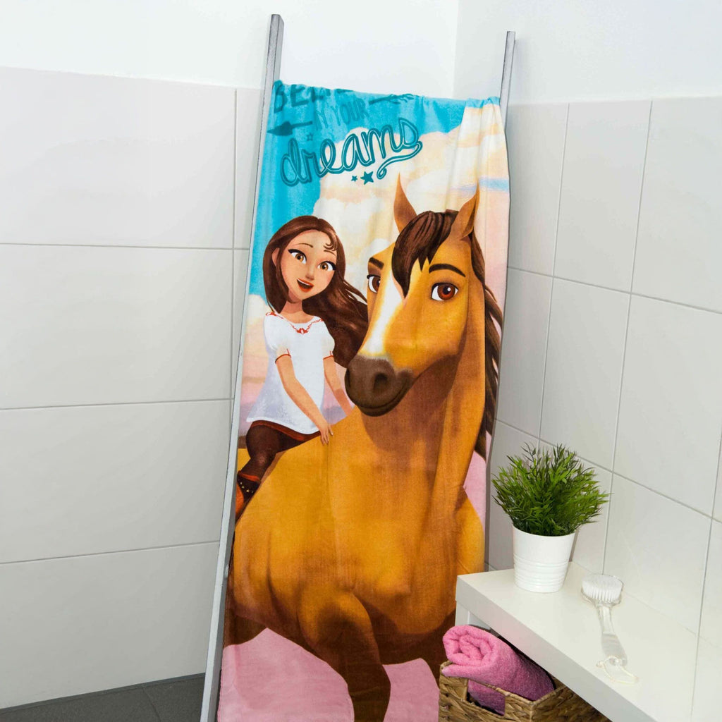 Spirit Badetuch ‘Believe in your Dreams’ an einer Leiter im Badezimmer