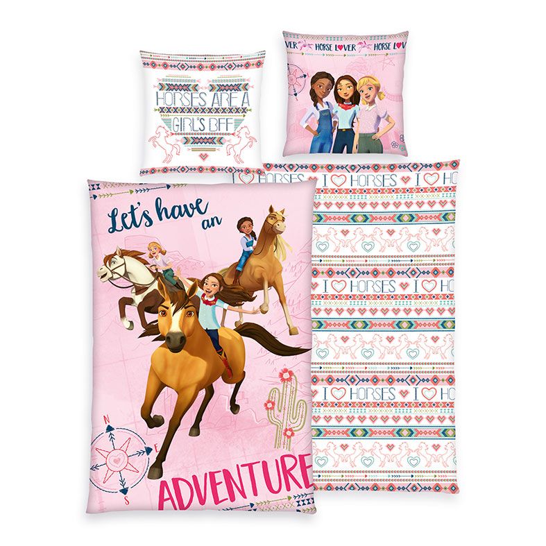 Spirit Bettwäsche ‘Adventure’: Lucky auf Spirit mit ihren Freundinnen und Schriftzug Adventure auf Rosa, Wendeseite mit Folklore-Mustern
