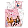 Spirit Bettwäsche ‘Adventure Checklist’: Lucky mit Freundinnen und Pferden unter der Liste Friends, Horses, Fun auf Rosa, Wendeseite mit rosa Pferden