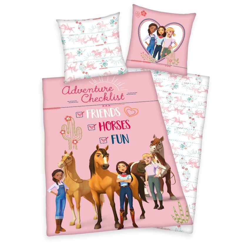 Spirit Bettwäsche ‘Adventure Checklist’: Lucky mit Freundinnen und Pferden unter der Liste Friends, Horses, Fun auf Rosa, Wendeseite mit rosa Pferden