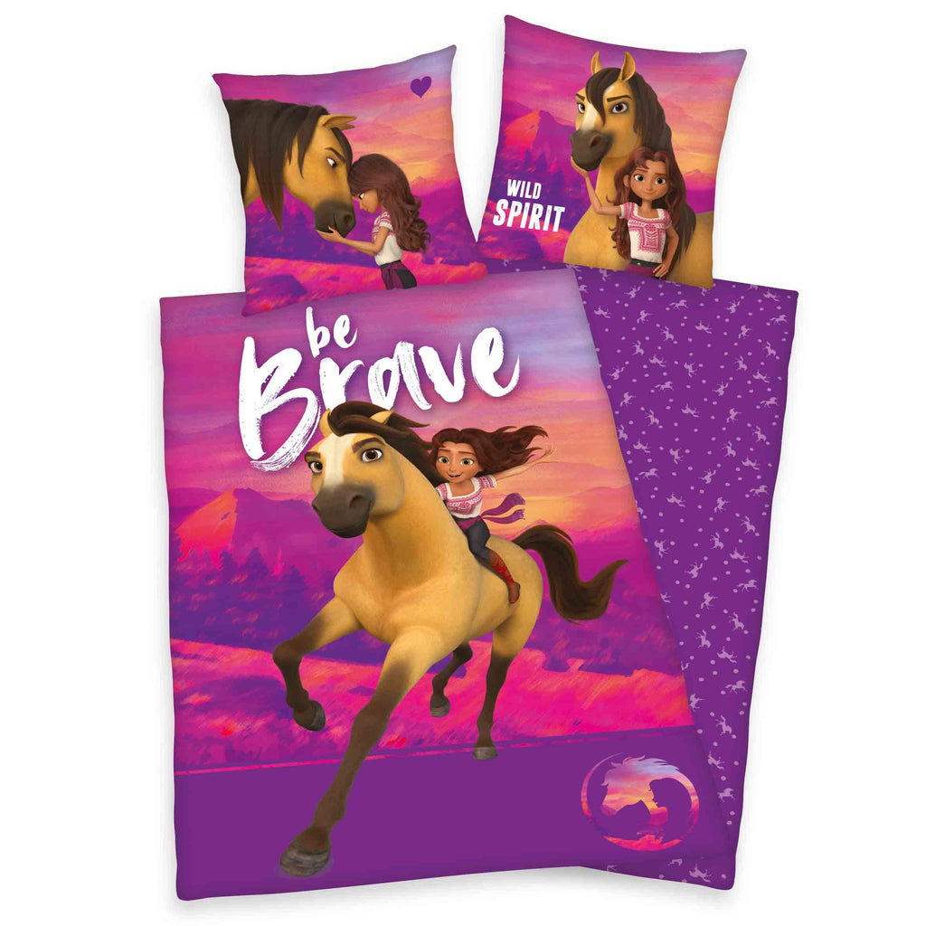 Spirit Bettwäsche ‘Be brave’: Spirit mit Lucky im Abendrot und Schriftzug be Brave, Wendeseite lila mit kleinen Pferden