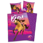 Spirit Bettwäsche ‘Be brave’: Spirit mit Lucky im Abendrot und Schriftzug be Brave, Wendeseite lila mit kleinen Pferden
