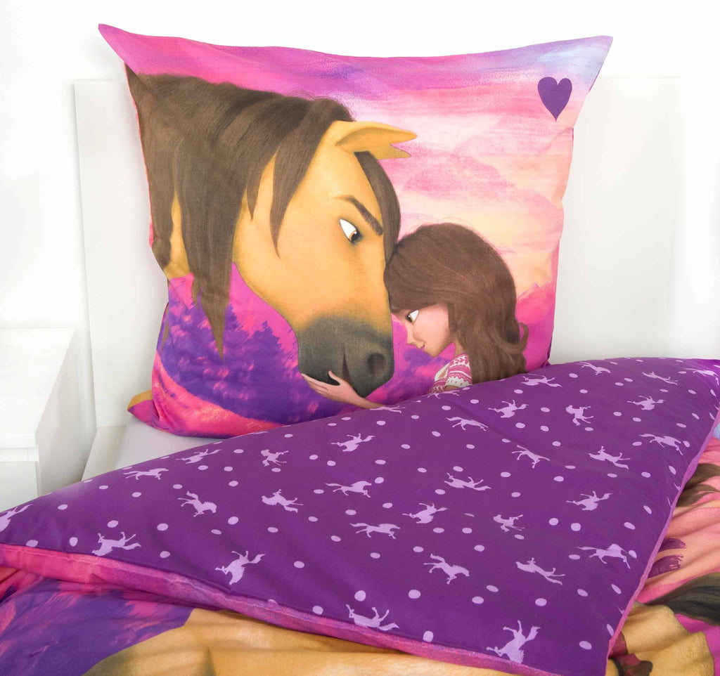 Kissen mit Spirit und Lucky Kopf an Kopf auf der lila Wendeseite