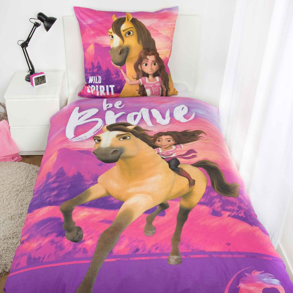 Bett mit der Spirit Bettwäsche ‘Be brave’ und dem Kissen mit Spirit und Lucky