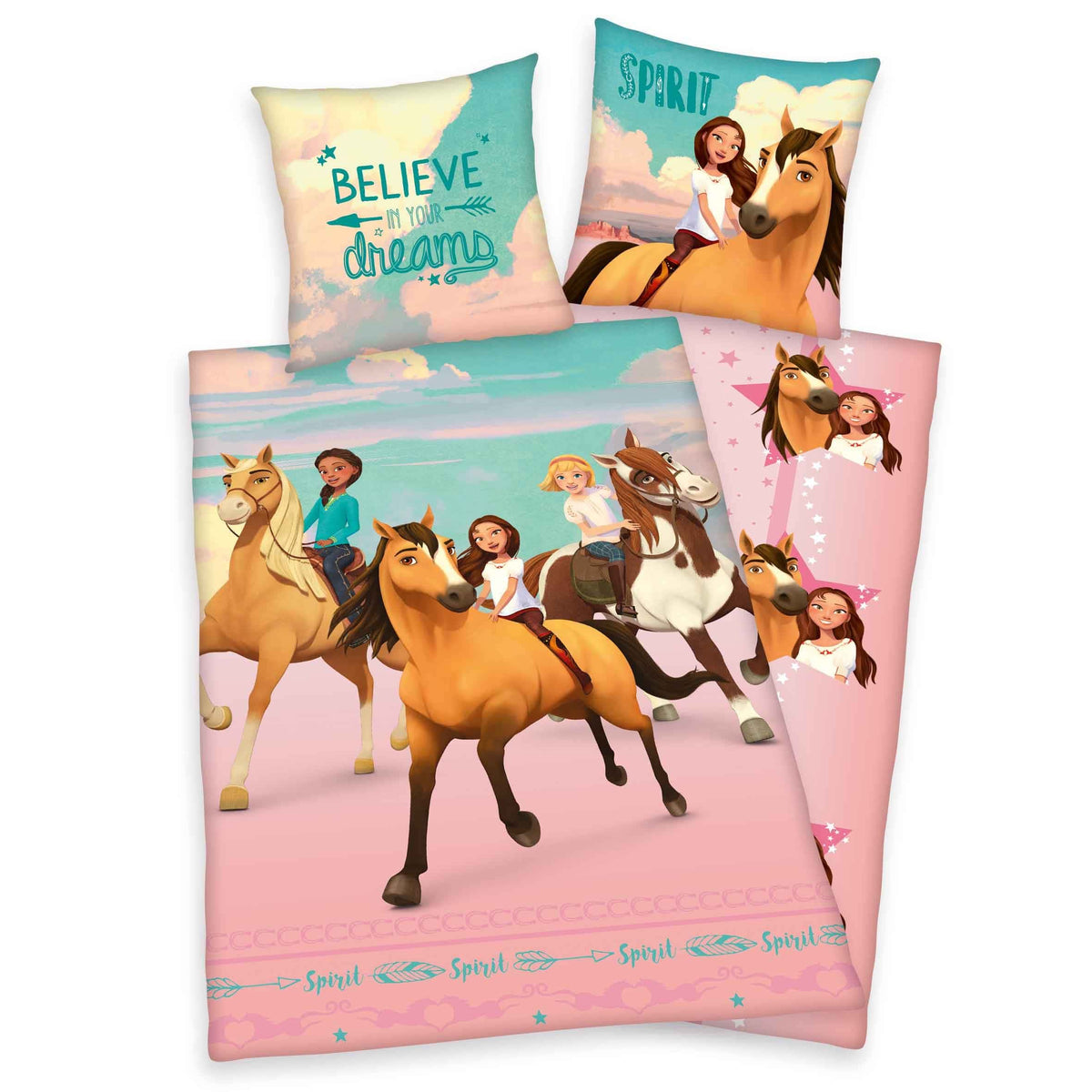 Spirit Bettwäsche-Set ‘Believe in your Dreams’ 135 x 200 cm: Bettbezug mit Lucky auf Spirit, Pru und Abigail im Galopp, Wendeseite rosa gemustert, Kissen 80 x 80 cm mit Schriftzug