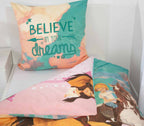 Kissen mit Schriftzug Believe in your dreams und rosa Wendeseite der Spirit Bettwäsche