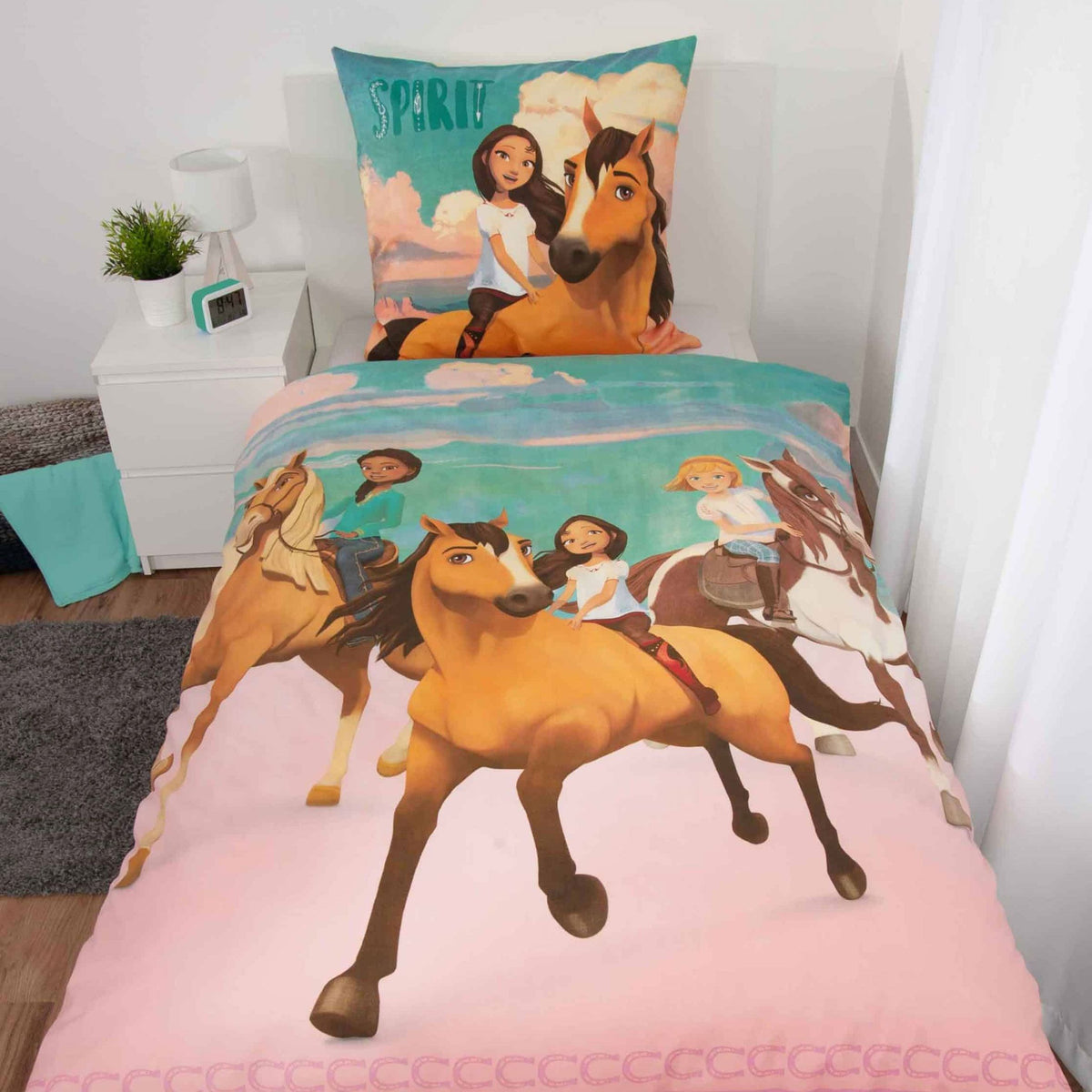 Spirit Bettwäsche ‘Believe in your Dreams’ auf einem Einzelbett im Kinderzimmer