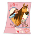 Spirit Fleecedecke ‘Horse Lover’: Lucky umarmt Spirit in einem Herzen, Schriftzug Horse Lover auf Rosa