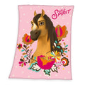 Spirit Fleecedecke ‘Wild Spirit’: Spirit mit bunten Blumen und Schriftzug Wild Spirit auf Rosa