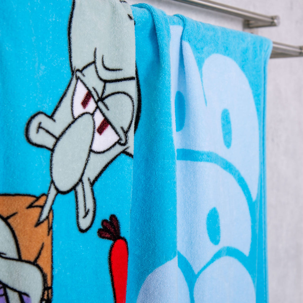 Thaddäus auf dem SpongeBob Badetuch an der Stange in Nahaufnahme