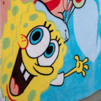Winkender SpongeBob auf dem Badetuch ‘Fun’ in Nahaufnahme