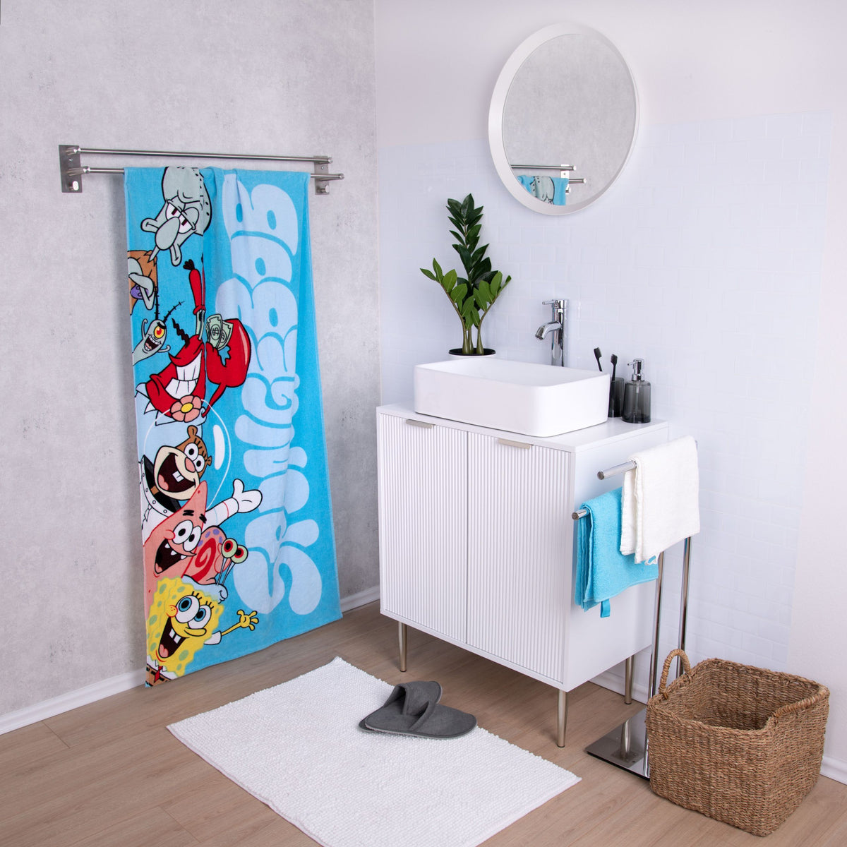 SpongeBob Badetuch ‘Fun’ an der Handtuchstange neben Waschtisch und Spiegel