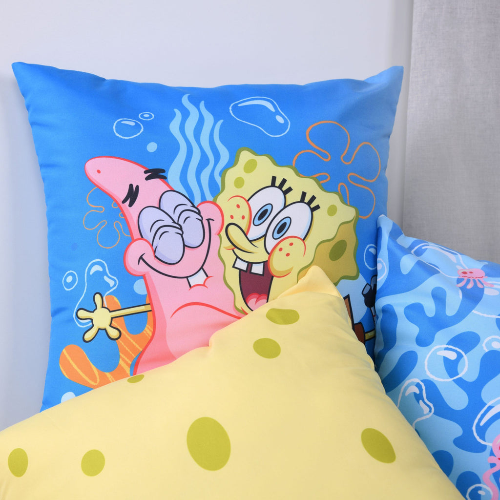 SpongeBob und Patrick Arm in Arm auf dem Kissen hinter der gelben Schwamm-Seite