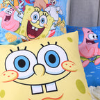 SpongeBobs Gesicht vor dem Kissen mit der Clique aus Bikini Bottom