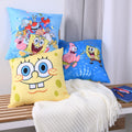 SpongeBob Dekokissen-Set ‘Fun’ auf einer Holzbank mit heller Strickdecke