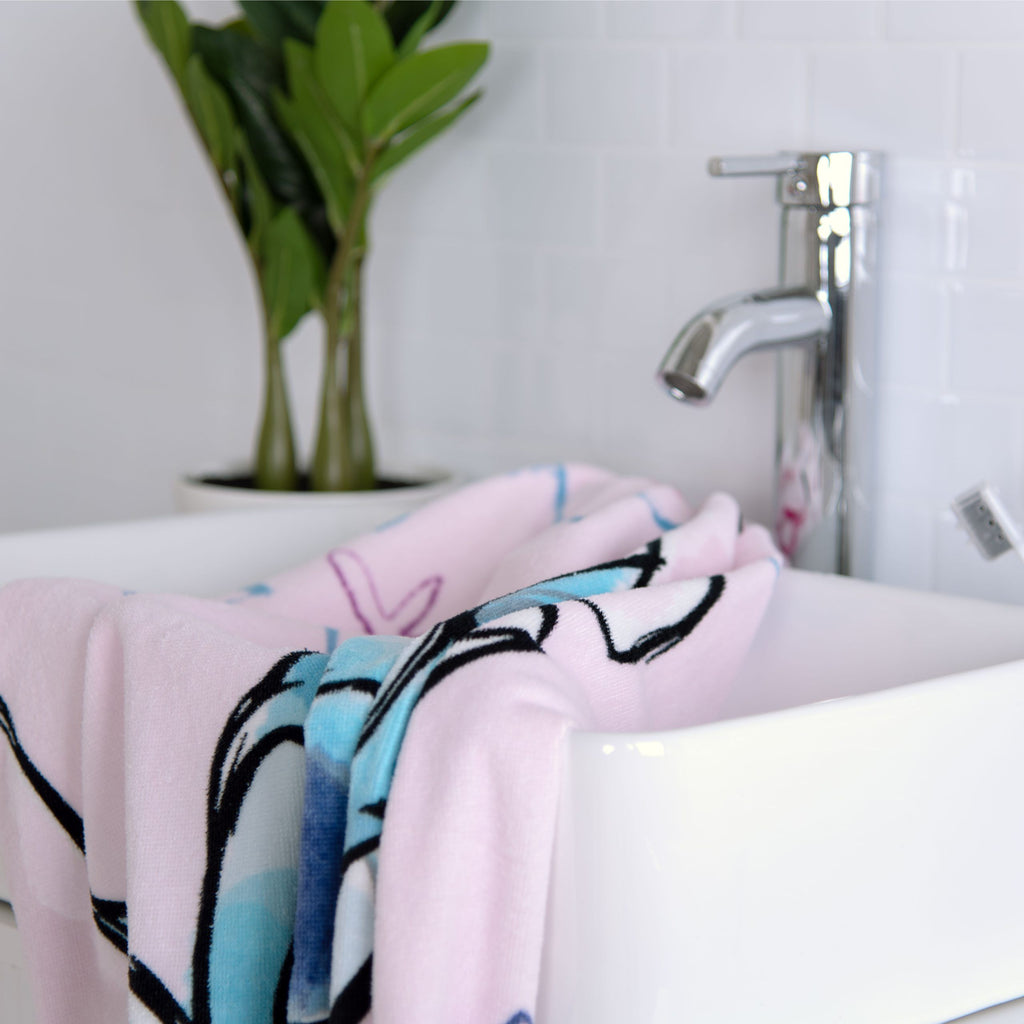 Badetuch ‘Stitch’ über einem Waschbecken
