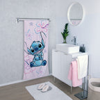 Disney Stitch Badetuch ‘Stitch’ an einer Handtuchstange im Badezimmer