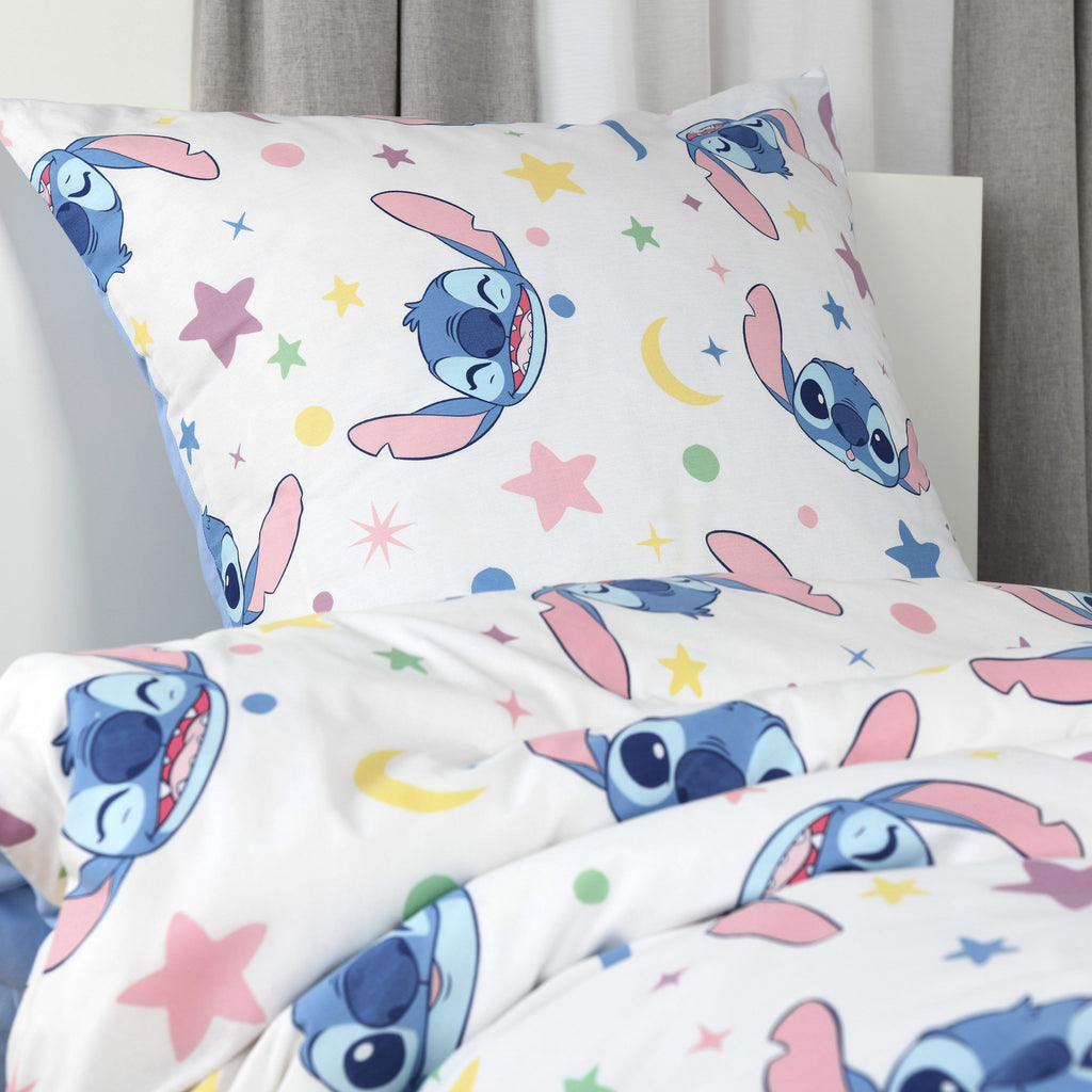 Kissen der Stitch Bettwäsche ‘Pastel Stars’ mit weißer Sternen-Wendeseite