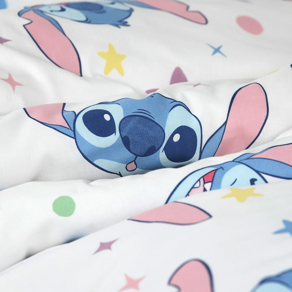 Nahaufnahme von Stitch auf der weißen Wendeseite der Bettwäsche ‘Pastel Stars’