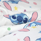 Nahaufnahme von Stitch auf der weißen Wendeseite der Bettwäsche ‘Pastel Stars’