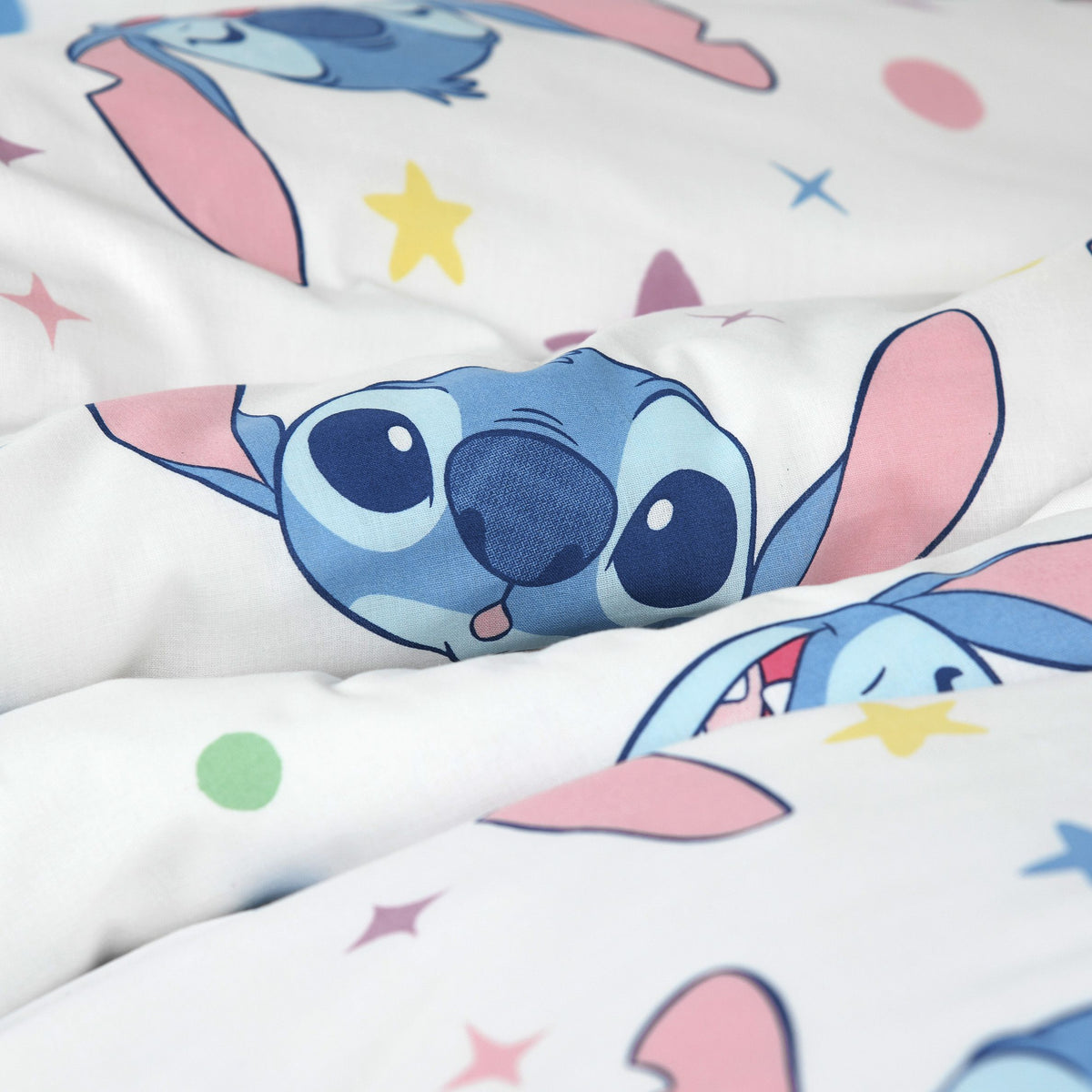 Nahaufnahme von Stitch auf der weißen Wendeseite der Bettwäsche ‘Pastel Stars’