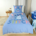 Disney Stitch Bettwäsche ‘Pastel Stars’ auf einem Einzelbett, Motivseite mit Stitch und Schriftzug