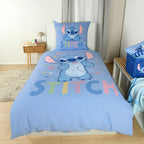 Disney Stitch Bettwäsche ‘Pastel Stars’ auf einem Einzelbett, Motivseite mit Stitch und Schriftzug