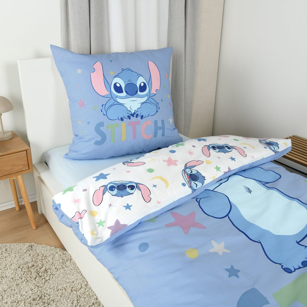 Stitch Bettwäsche ‘Pastel Stars’ mit aufgeschlagener weißer Wendeseite und Kissen