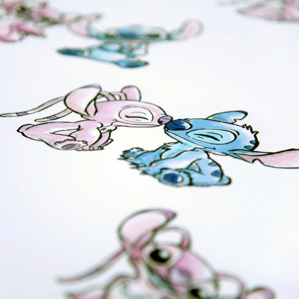 Nahaufnahme des Streumusters mit Stitch und Angel auf der weißen Wendeseite