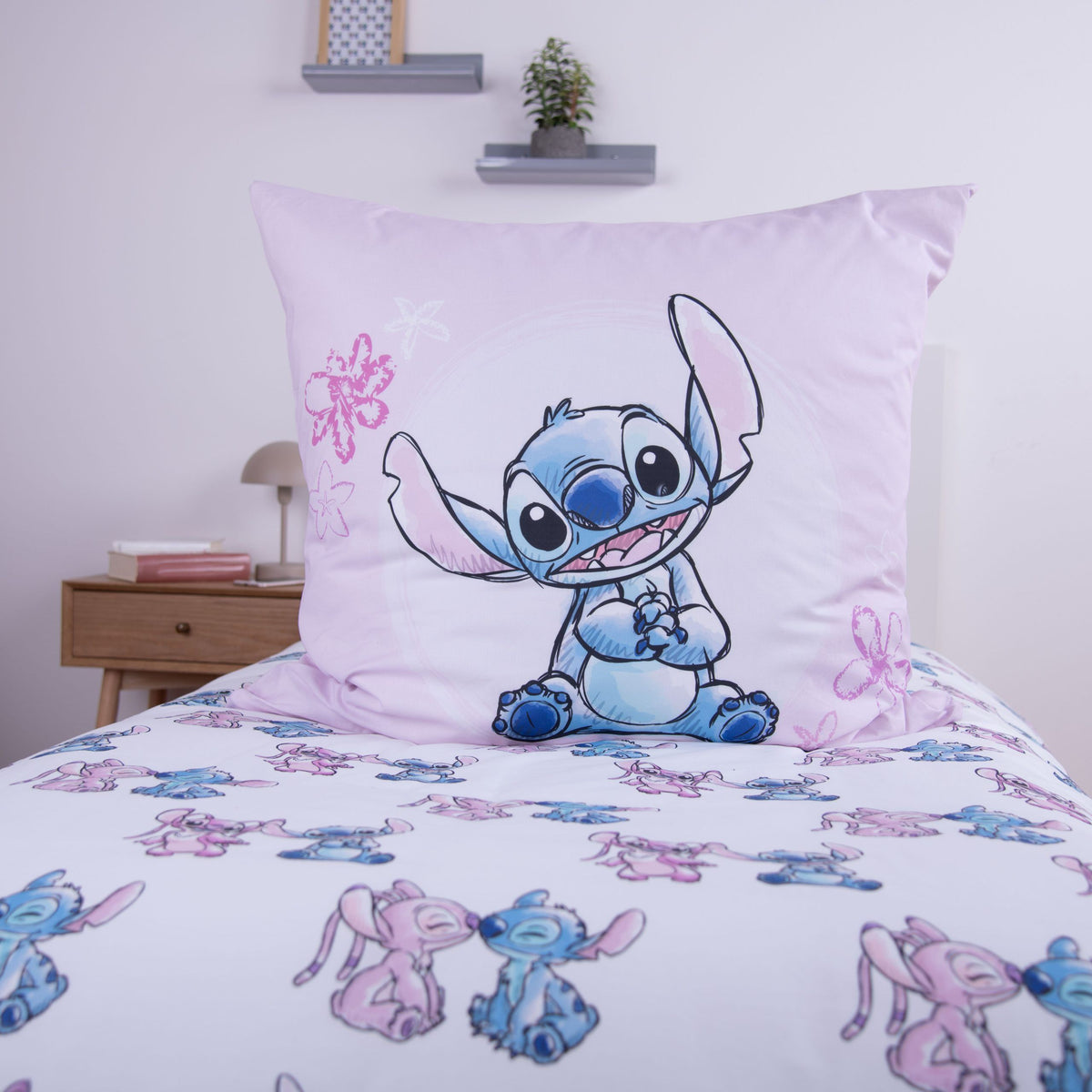 Kissen mit Stitch auf der weißen Wendeseite der Bettwäsche ‘Stitch & Angel’